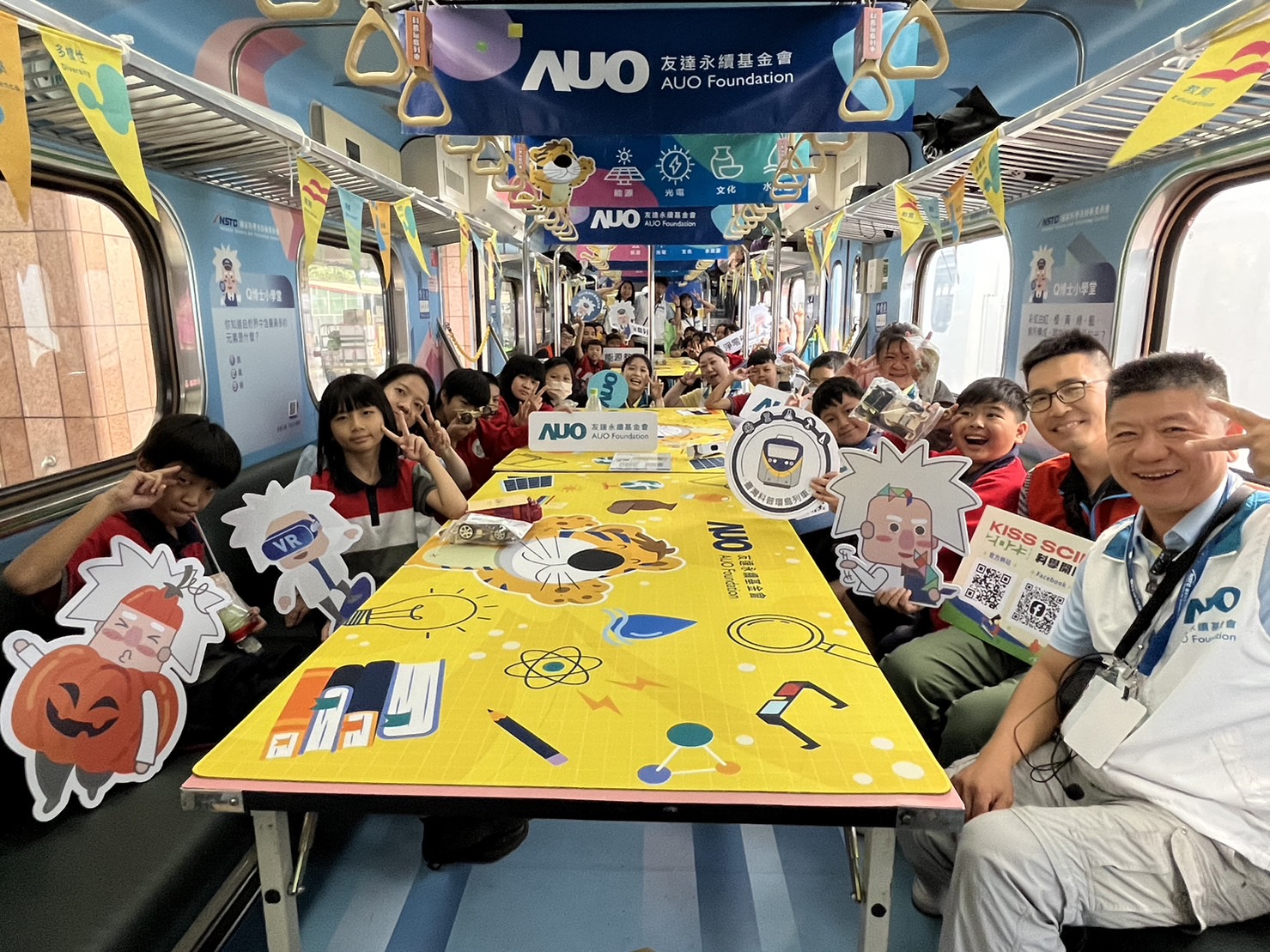 DB真人永續基金會參與「臺灣科普環島列車」，設計基礎科學車廂課程，以「淨零碳排和永續能源」為主題，讓學生透過創意實驗認識淨零知識，以及思考生活中的減碳行為
